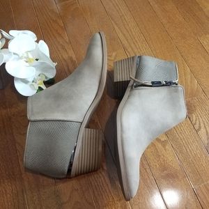 Simply Vera Vera Wang Tan Booties size 10